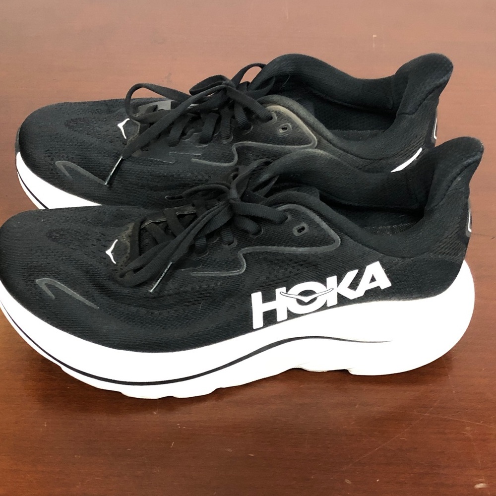 Women’s Hoka Clifton 10 Sz 9D (wide) Black and White Shoes used